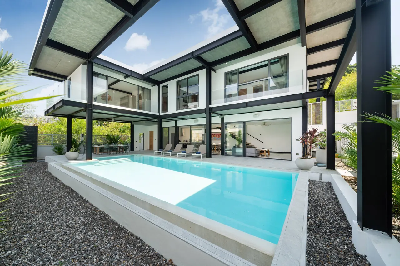 Villa · 4 bd · 4 ba · 220 m²