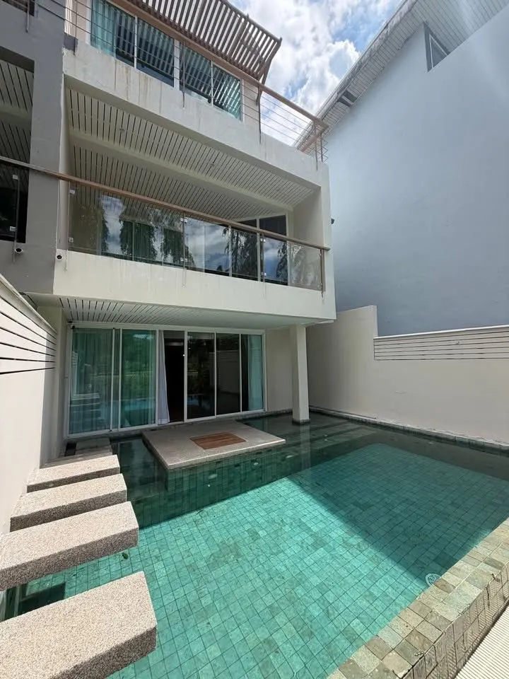 4 ห้องนอน · 3 ห้องน้ำ · 300 m²