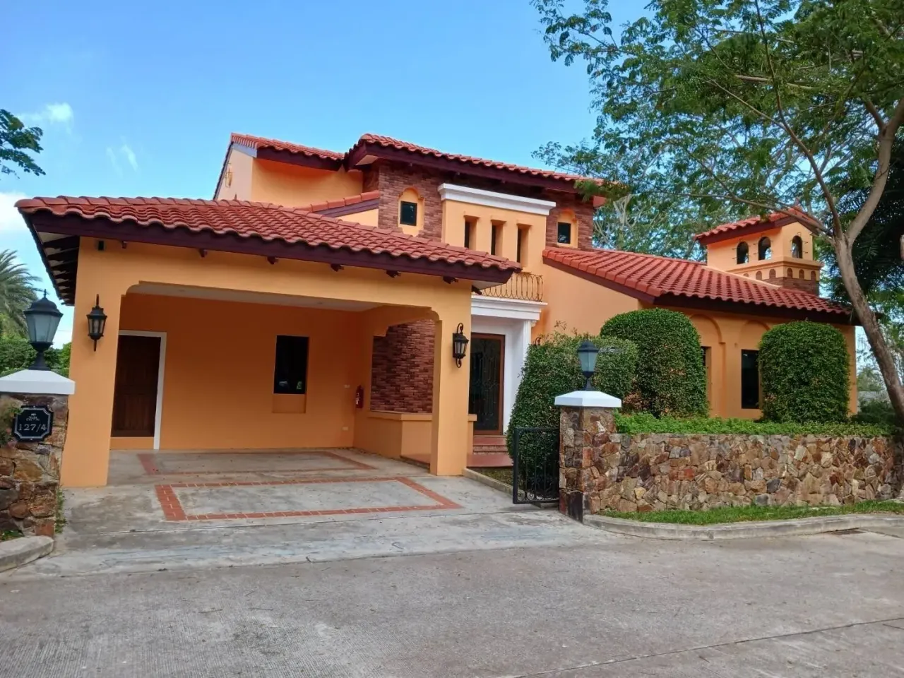 House · 3 ห้องนอน · 3 ห้องน้ำ · 212 m²