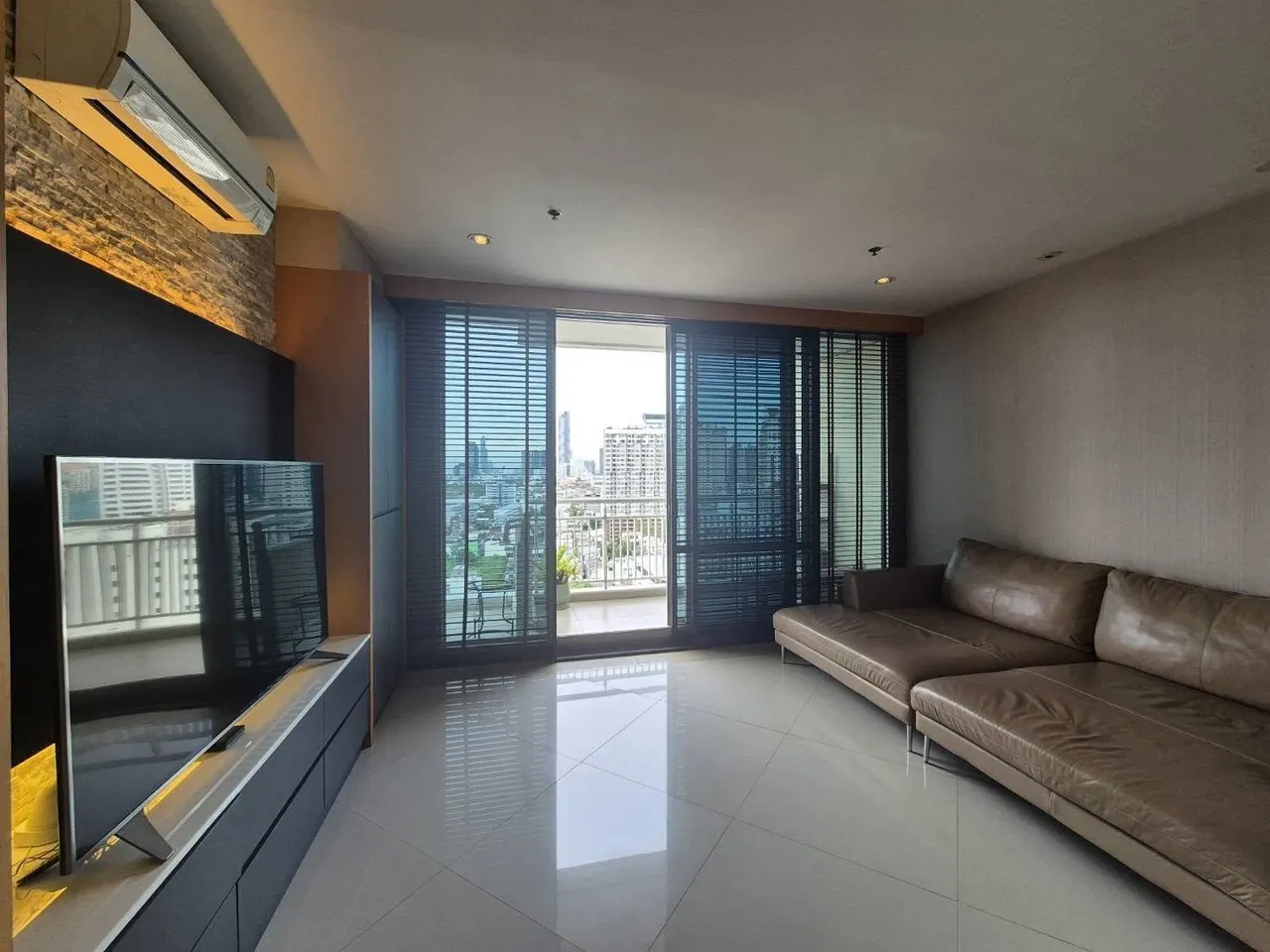 2 bd · 2 ba · 114 m²