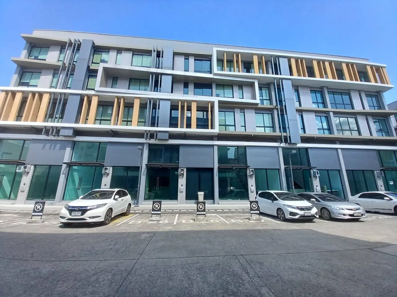 Townhouse · 1 bd · 4 ba · 363 m²