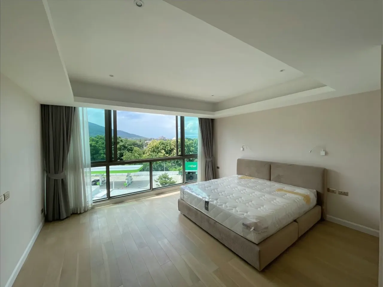 Condo · 2 bd · 2 ba · 145 m²