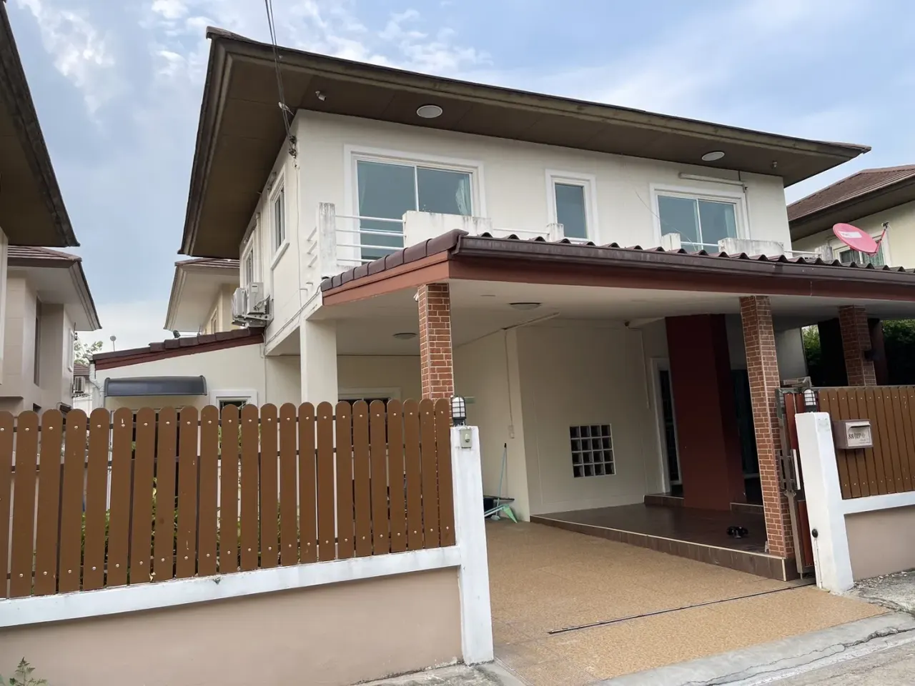 House · 3 室 · 3 卫 · 220 m²