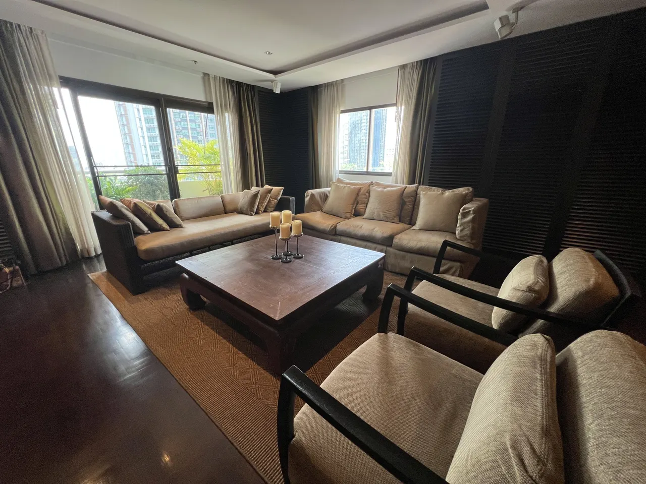 Condo · 2 室 · 2 卫 · 298 m²