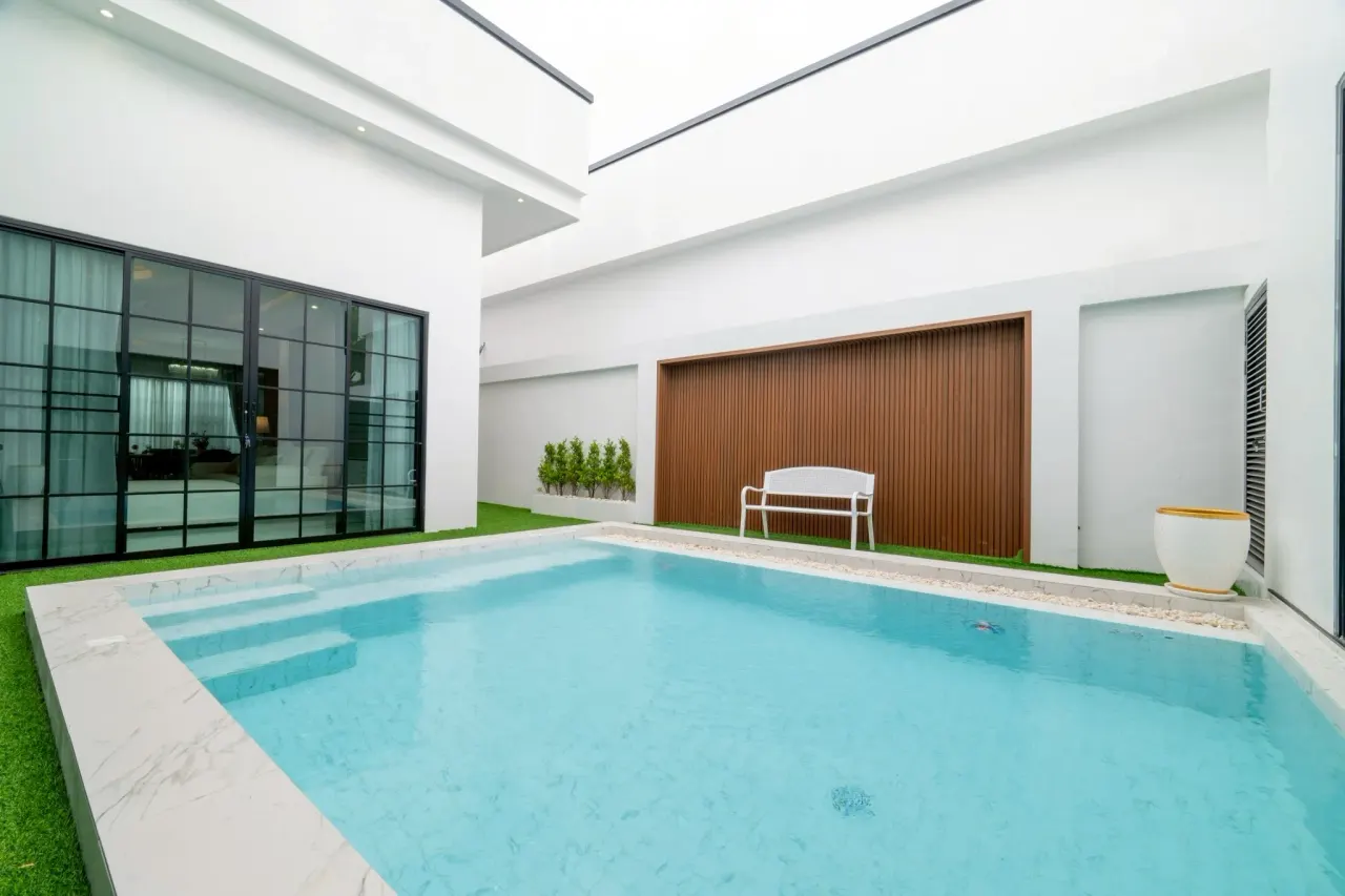 3 ห้องนอน · 4 ห้องน้ำ · 300 m²