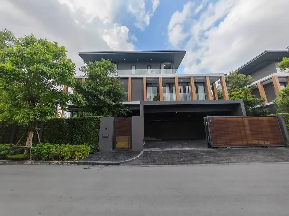 3 ห้องนอน · 4 ห้องน้ำ · 297 m²