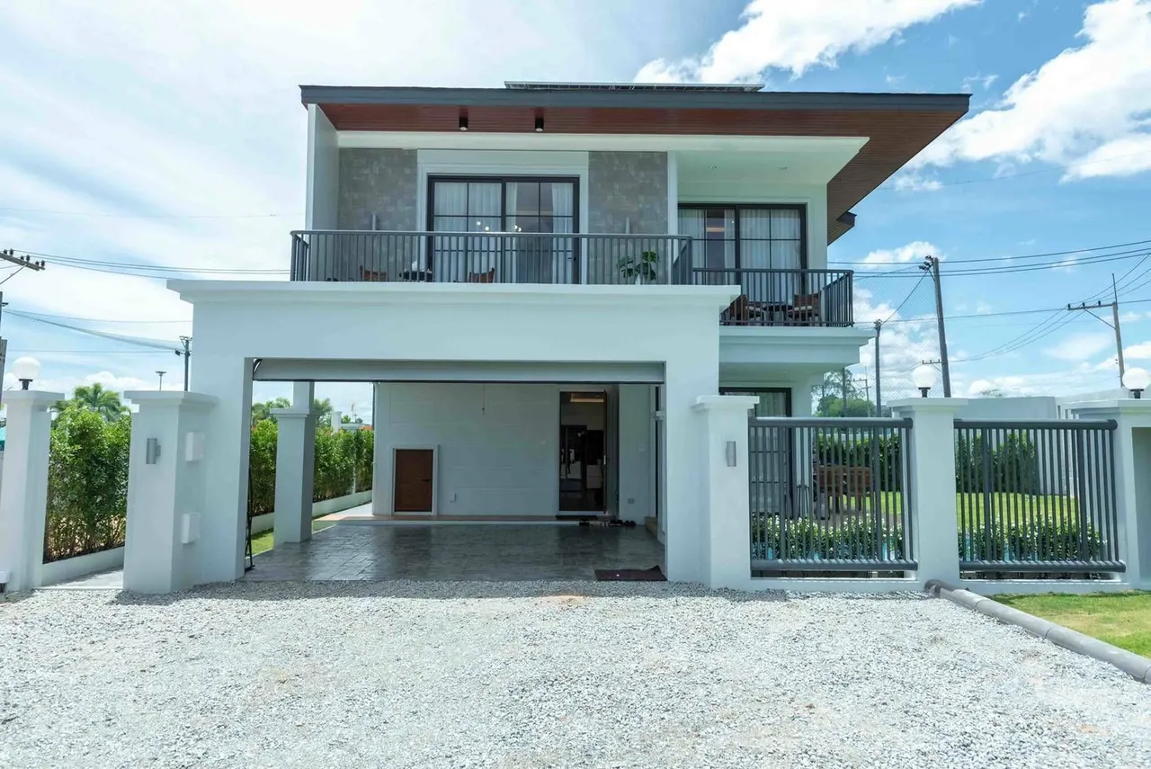 House · 3 室 · 3 卫 · 215 m²