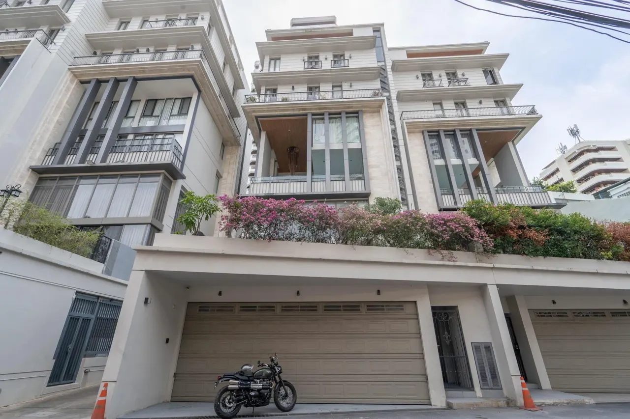 Townhouse · 4 bd · 6 ba · 457 m²