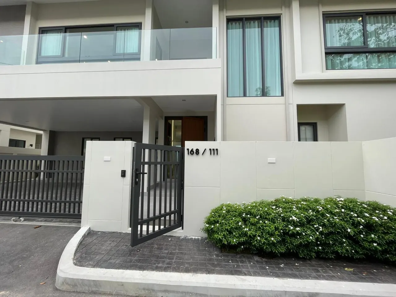 House · 4 室 · 5 卫 · 400 m²