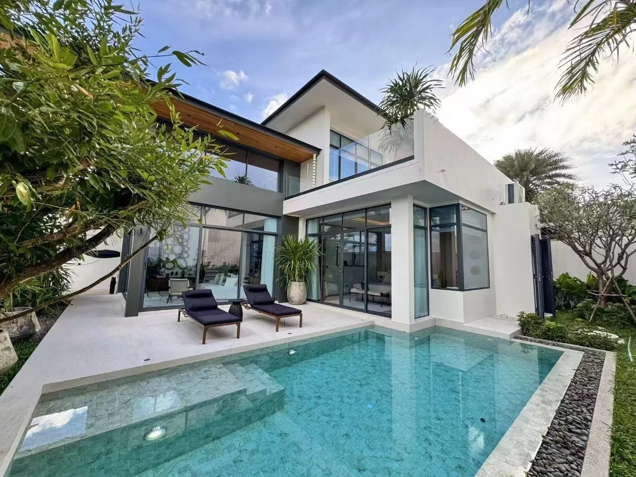 Villa · 4 bd · 5 ba · 330 m²