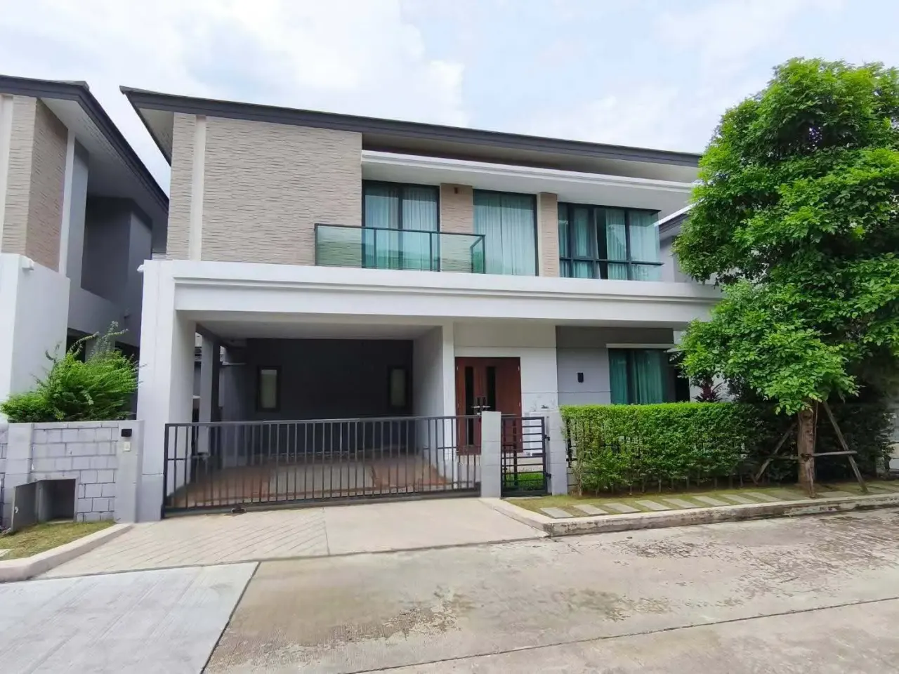 House · 4 ห้องนอน · 5 ห้องน้ำ · 325 m²