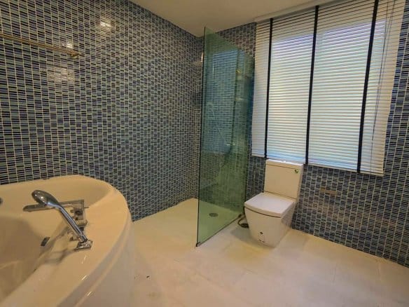 bangkok moon tower bathroom jacuzzi