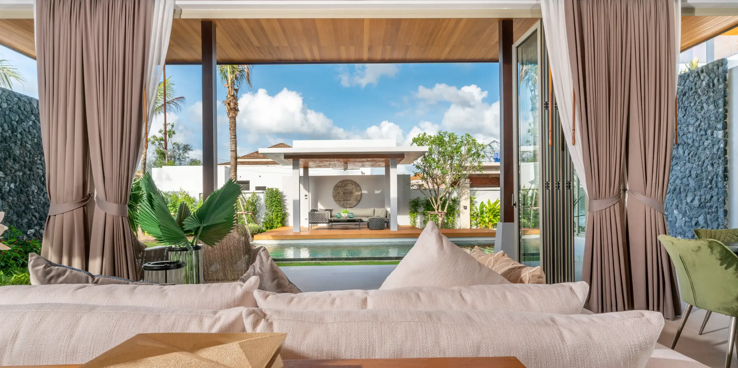 Le Guide Complet de l'Investissement Immobilier en Thaïlande pour les Étrangers (Actualisé 2025) 1 phuket villa swimming pool view